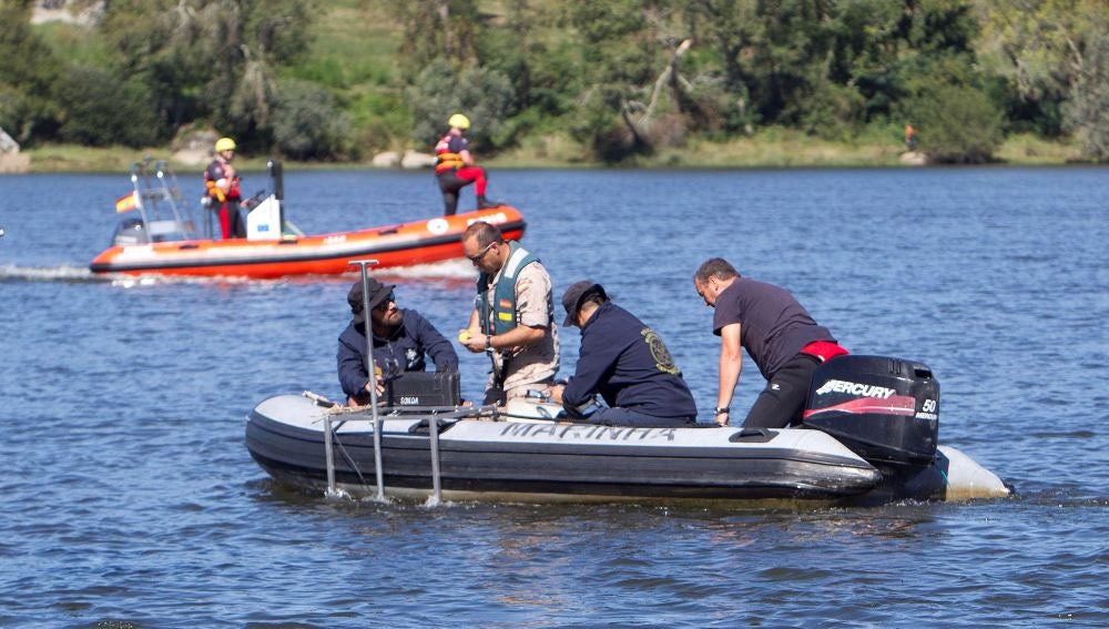 Los servicios de emergencia en las aguas del río Miño
