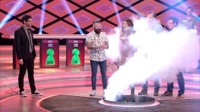 La divertida reacción de una concursante al humo de las bombas de '¡Boom!'
