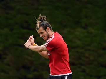 Gareth Bale, imitando un golpeo de golf