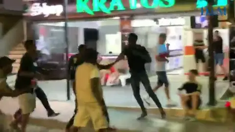 Brutal pelea entre vendedores ambulantes en Magaluf Brutal pelea entre vendedores ambulantes en Magaluf