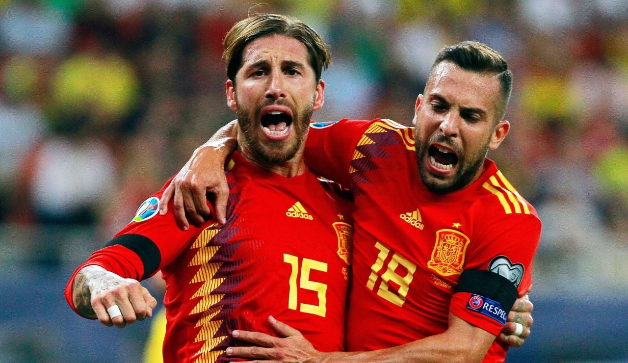 Sergio Ramos y Jordi Alba celebran un gol 