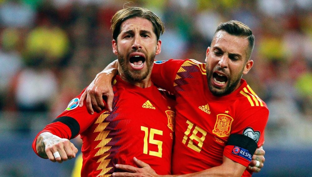 Sergio Ramos y Jordi Alba celebran un gol