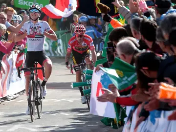 Tadej Pogacar celebra la victoria junto a Roglic Tadej Pogacar celebra la victoria junto a Roglic