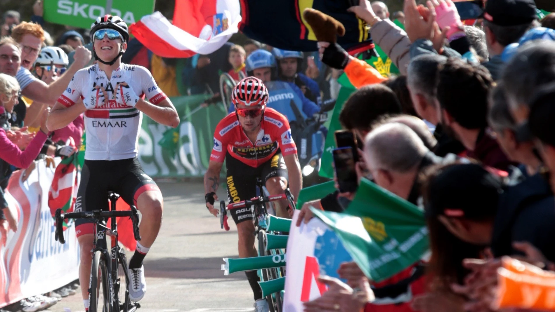 Tadej Pogacar celebra la victoria junto a Roglic Tadej Pogacar celebra la victoria junto a Roglic