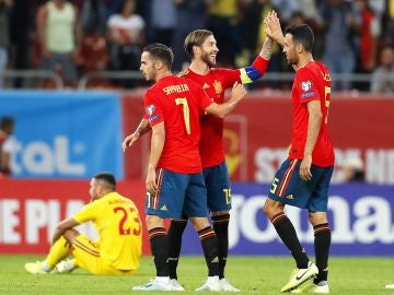 Los jugadores de la selección española se felicitan tras un gol