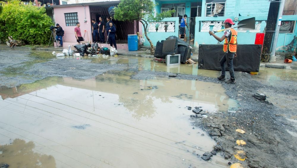 Personal de limpieza trabaja en las calles de las colonias afectadas por la tormenta Fernando