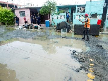 Personal de limpieza trabaja en las calles de las colonias afectadas por la tormenta Fernando