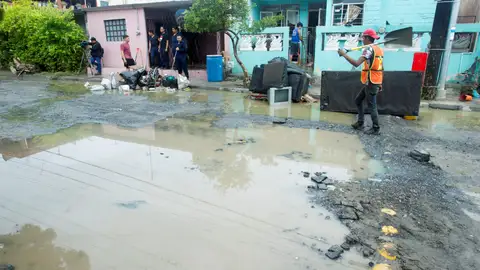 Personal de limpieza trabaja en las calles de las colonias afectadas por la tormenta Fernando Personal de limpieza trabaja en las calles de las colonias afectadas por la tormenta Fernando