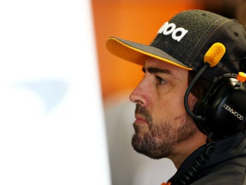 Fernando Alonso, en el box de McLaren durante el GP de Italia