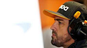 Fernando Alonso, en el box de McLaren durante el GP de Italia