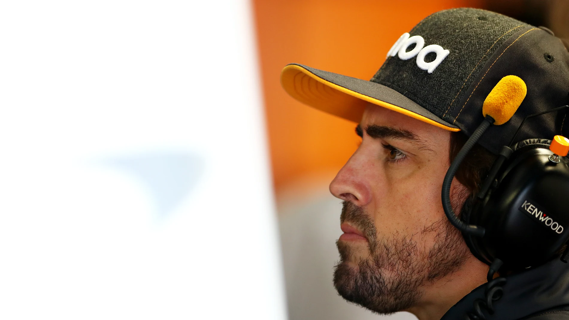 Fernando Alonso, en el box de McLaren durante el GP de Italia Fernando Alonso, en el box de McLaren durante el GP de Italia
