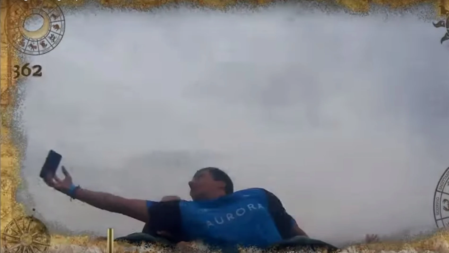 El momento en el que el hombre coge el móvil El momento en el que el hombre coge el móvil