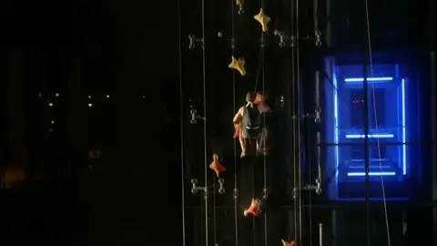 HOMBRE ASCENSOR HOMBRE ASCENSOR