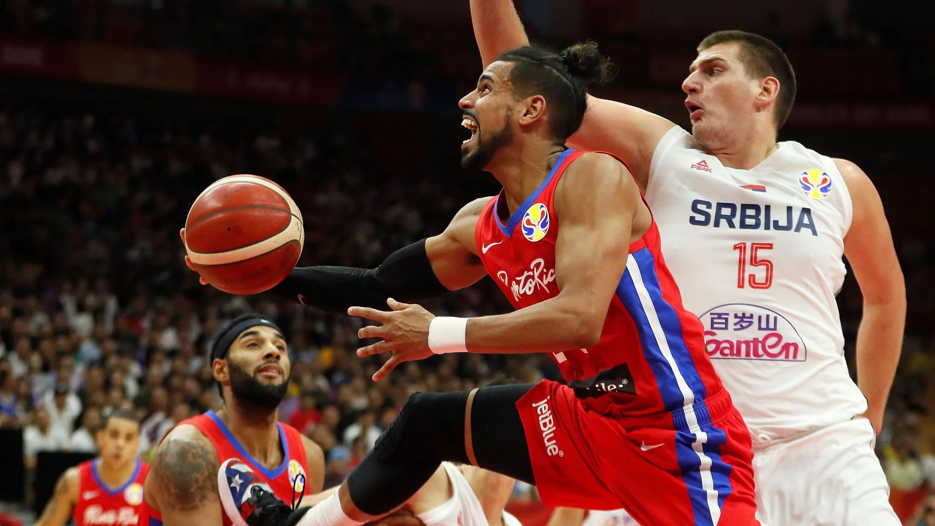 Nikola Jokic realiza un acción defensiva ante Puerto Rico Nikola Jokic realiza un acción defensiva ante Puerto Rico