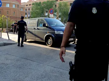 El coche fúnebre que transporta el cuerpo El coche fúnebre que transporta el cuerpo