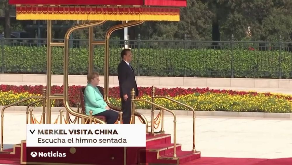 Merkel permanece sentada durante los himnos en su encuentro con el primer ministro chino