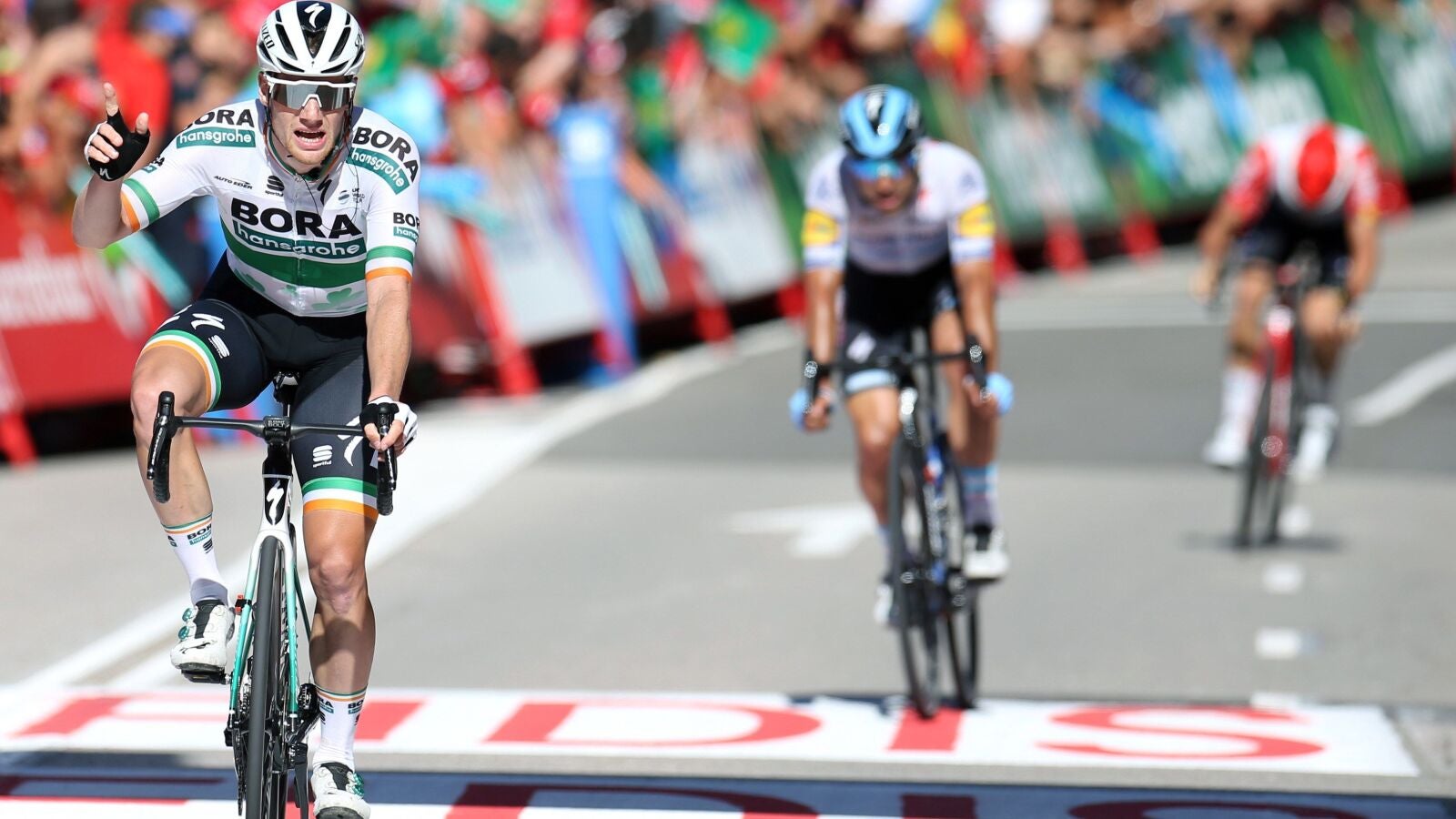 Sam Bennett consigue su segunda victoria en Oviedo, donde Roglic sigue líder tras una accidentada etapa