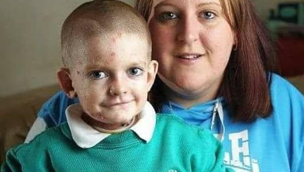 El pequeño Rhys Williams junto a su madre.