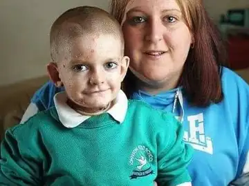 El pequeño Rhys Williams junto a su madre. El pequeño Rhys Williams junto a su madre.