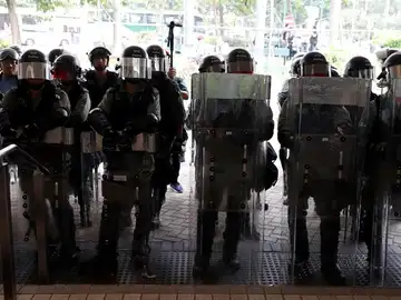 Policía en la puerta del aeropuerto de Hong Kong. Policía en la puerta del aeropuerto de Hong Kong.