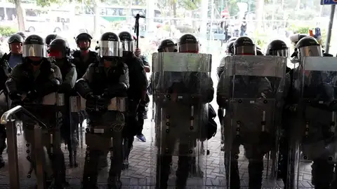 Policía en la puerta del aeropuerto de Hong Kong. Policía en la puerta del aeropuerto de Hong Kong.