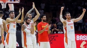 Los jugadores de la selección española celebran la victoria conseguida ante Serbia,
