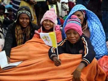 Niños esperan la llegada del papa Francisco 