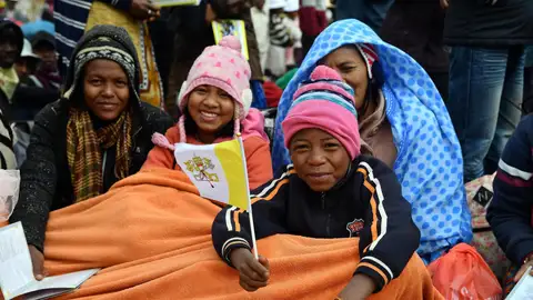 Niños esperan la llegada del papa Francisco Niños esperan la llegada del papa Francisco