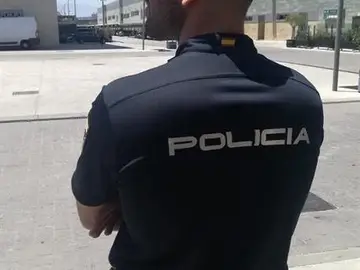 Imagen de archivo de un agente de la Policía Nacional Imagen de archivo de un agente de la Policía Nacional