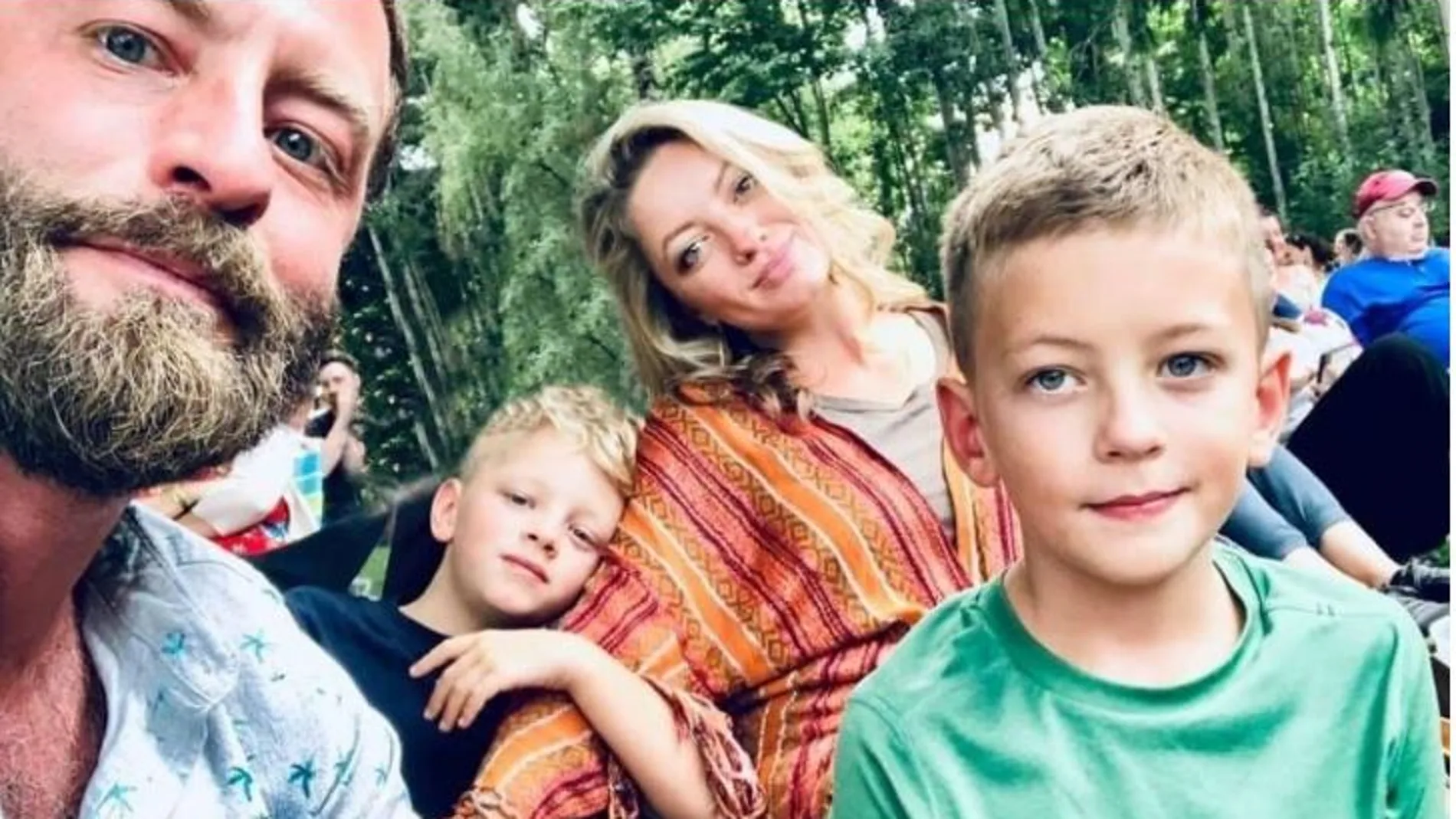 El pequeño Wiley (a la derecha) junto a sus padres y su hermano Oliver. El pequeño Wiley (a la derecha) junto a sus padres y su hermano Oliver.