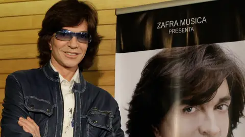 Camilo Sesto en una presentación musical. Camilo Sesto en una presentación musical.
