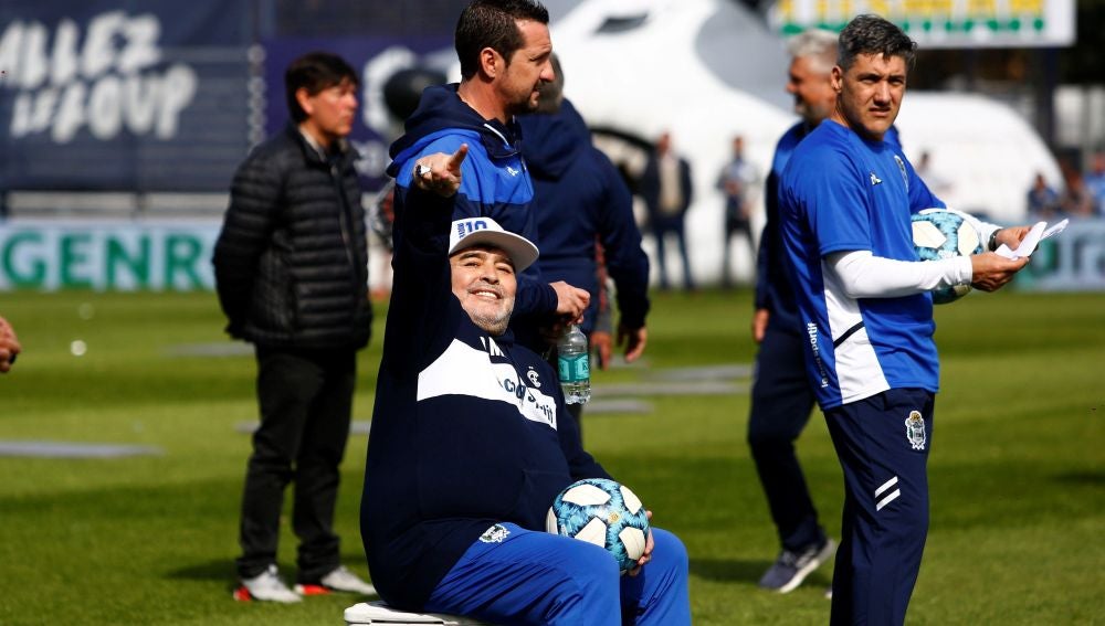 Diego Armando Maradona saluda a la hinchada