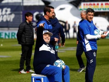 Diego Armando Maradona saluda a la hinchada