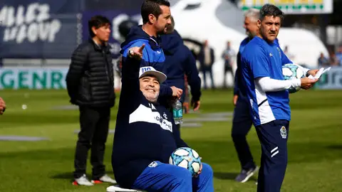 Diego Armando Maradona saluda a la hinchada Diego Armando Maradona saluda a la hinchada