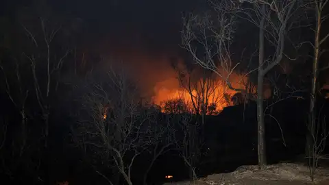 Imagen de la llamas producidas por el incendio forestal que afecta al paraje de la localidad sevillana de El Ronquillo Imagen de la llamas producidas por el incendio forestal que afecta al paraje de la localidad sevillana de El Ronquillo