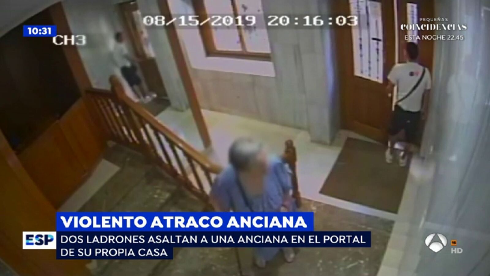 Impactantes imágenes de dos ladrones que asaltan a una anciana en el portal de su casa