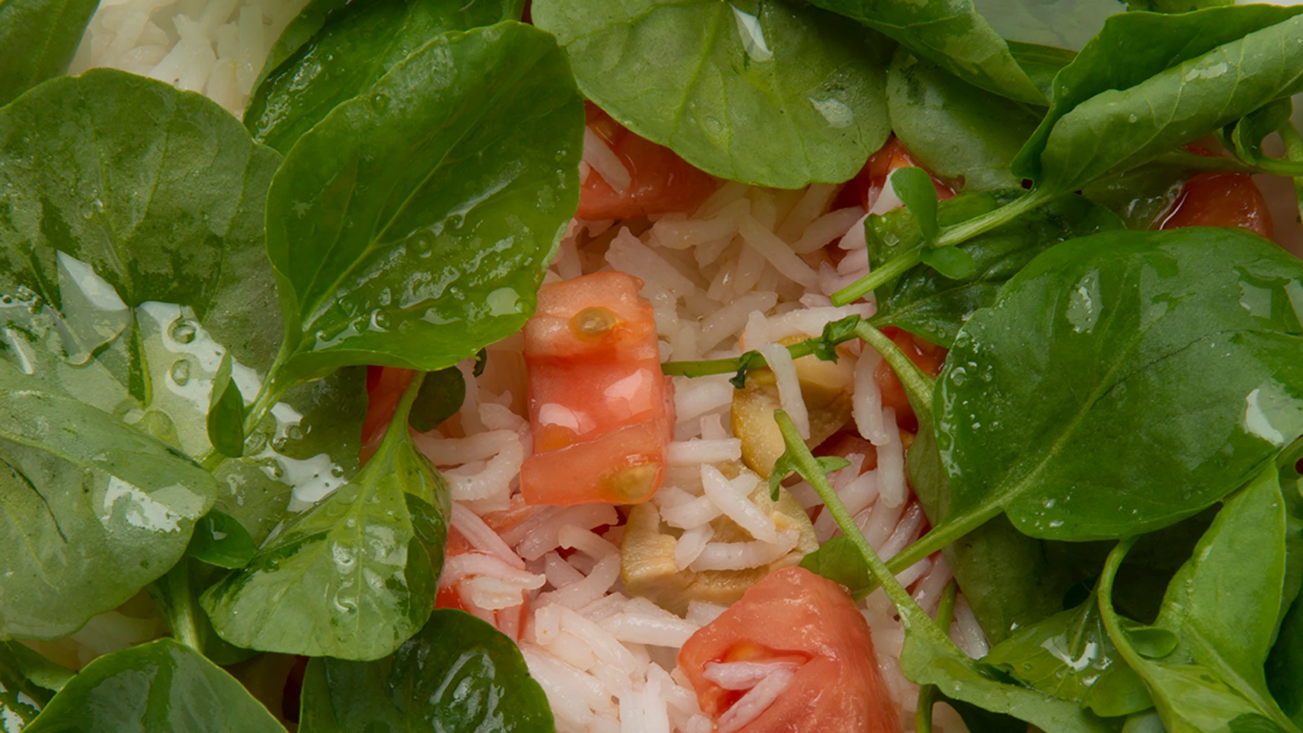 Receta Karlos Arguiñano: Ensalada de arroz, tomate y aceitunas