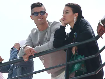 Georgina Rodríguez dedica una foto desde el yate a Cristiano Ronaldo: "La mujer más guapa del mundo" Georgina Rodríguez dedica una foto desde el yate a Cristiano Ronaldo: "La mujer más guapa del mundo"