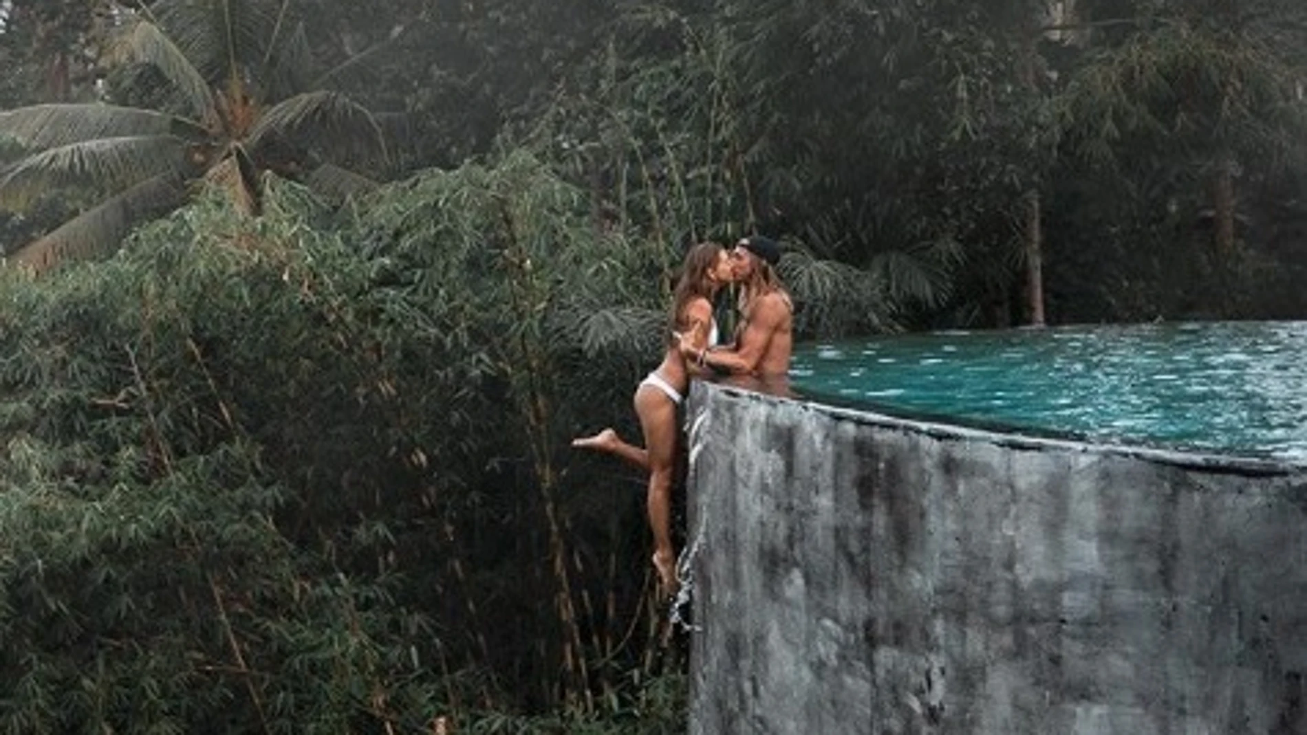 La arriesgada fotografía de una pareja de 'instagramers' que provoca la polémica en la red social La arriesgada fotografía de una pareja de 'instagramers' que provoca la polémica en la red social