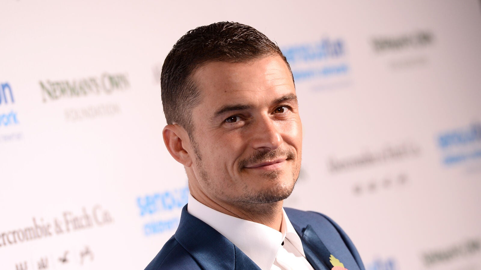 Orlando Bloom se convierte en el príncipe Harry en la serie paródica de la Familia Real, 'The Prince'