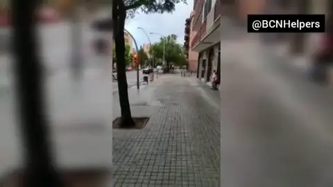 Pelea multitudinaria con palos y botellas en Barcelona Pelea multitudinaria con palos y botellas en Barcelona