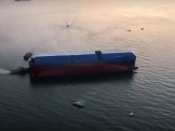 Buscan a cuatro tripulantes en el mar tras comenzar a hundirse un buque
