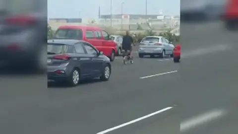 Graban a una joven circulando en bici por una autopista de Gran Canaria Graban a una joven circulando en bici por una autopista de Gran Canaria