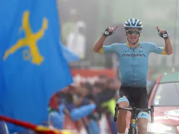 Jakob Fuglsang celebra su victoria en el Alto de la Cubilla Jakob Fuglsang celebra su victoria en el Alto de la Cubilla