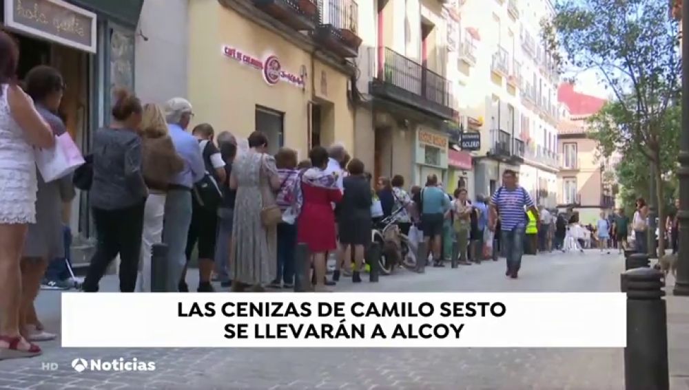  Miles de personas se despiden en Madrid a Camilo Sesto en la capilla ardiente