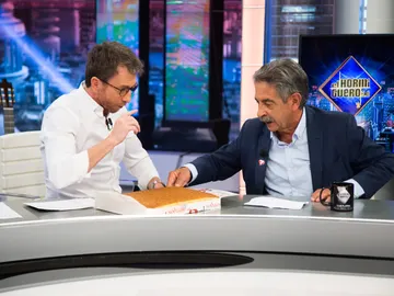 Un aclamado Miguel Ángel Revilla sorprende a Pablo Motos con anchoas y un sobao Un aclamado Miguel Ángel Revilla sorprende a Pablo Motos con anchoas y un sobao