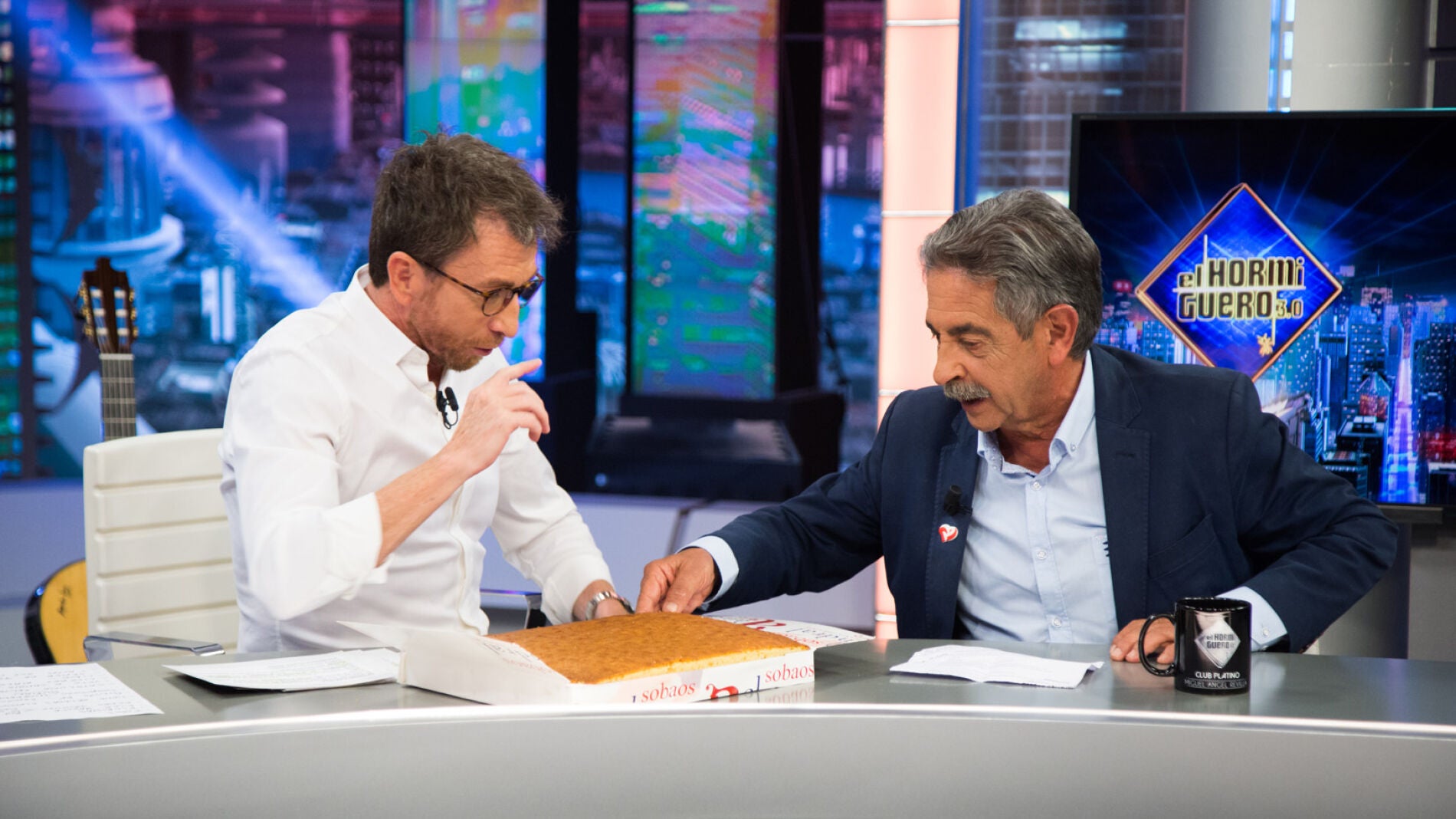 Un aclamado Miguel Ángel Revilla sorprende a Pablo Motos con anchoas y un sobao