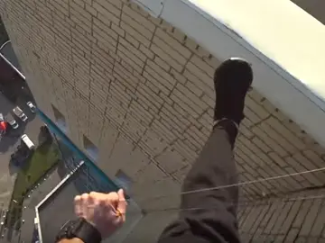 Momento en el que el freerider salva la vida gracias a los cables eléctricos Momento en el que el freerider salva la vida gracias a los cables eléctricos