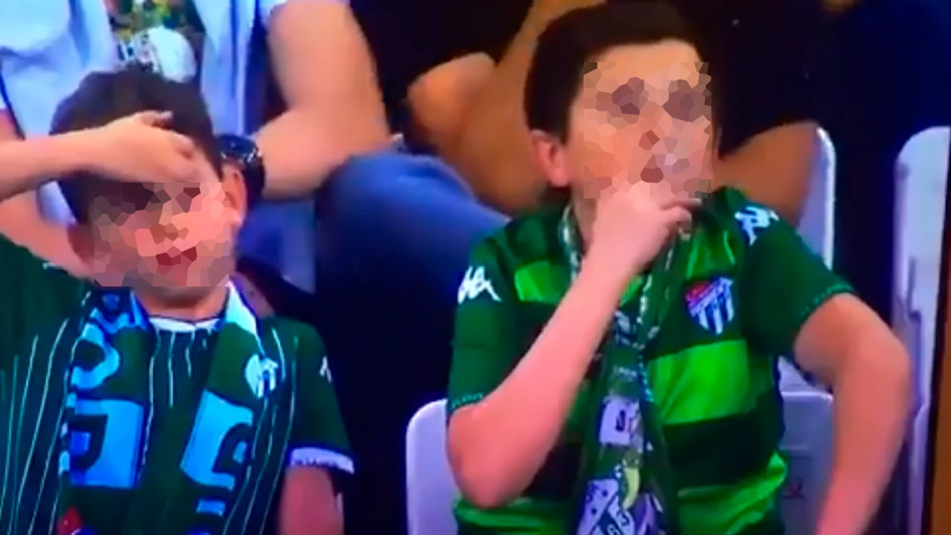 Graban a un menor fumando en la grada de un partido Graban a un menor fumando en la grada de un partido