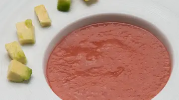 Salmorejo de tomate y cerezas con aguacate